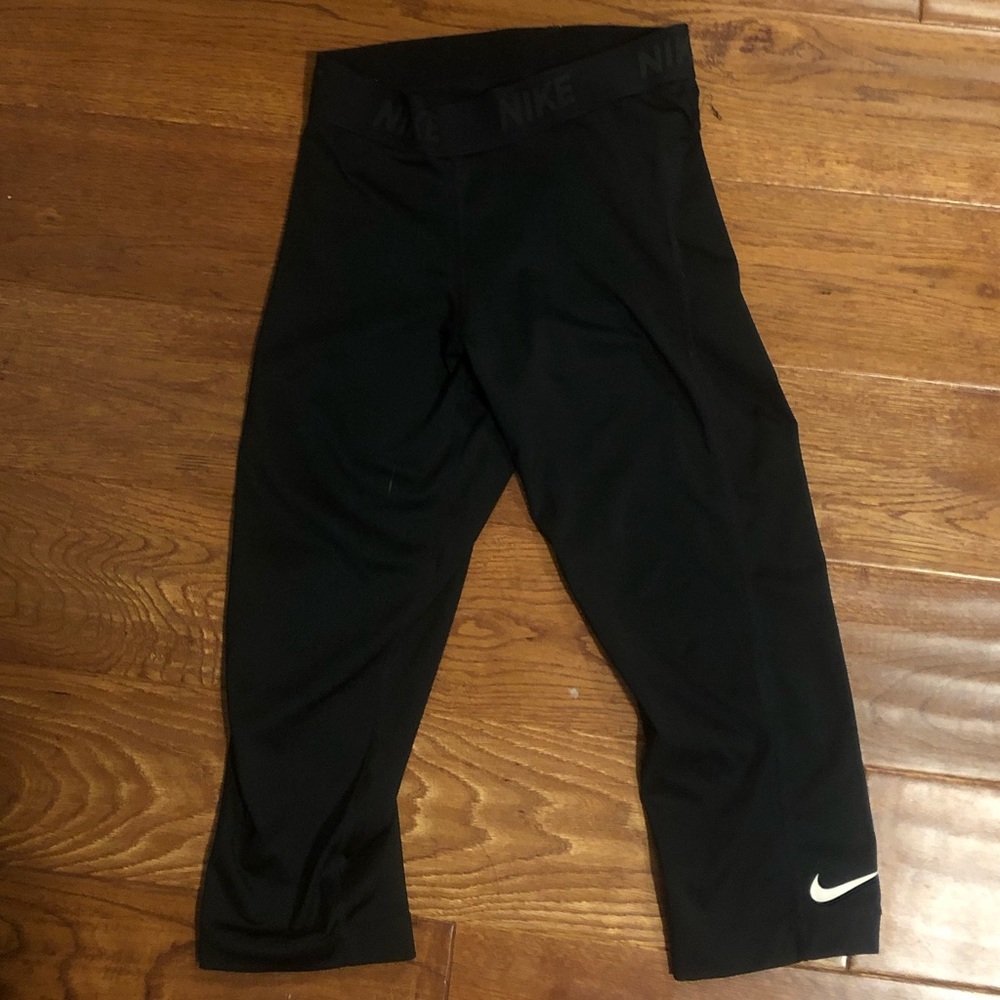 women’s nike dri fit black capris